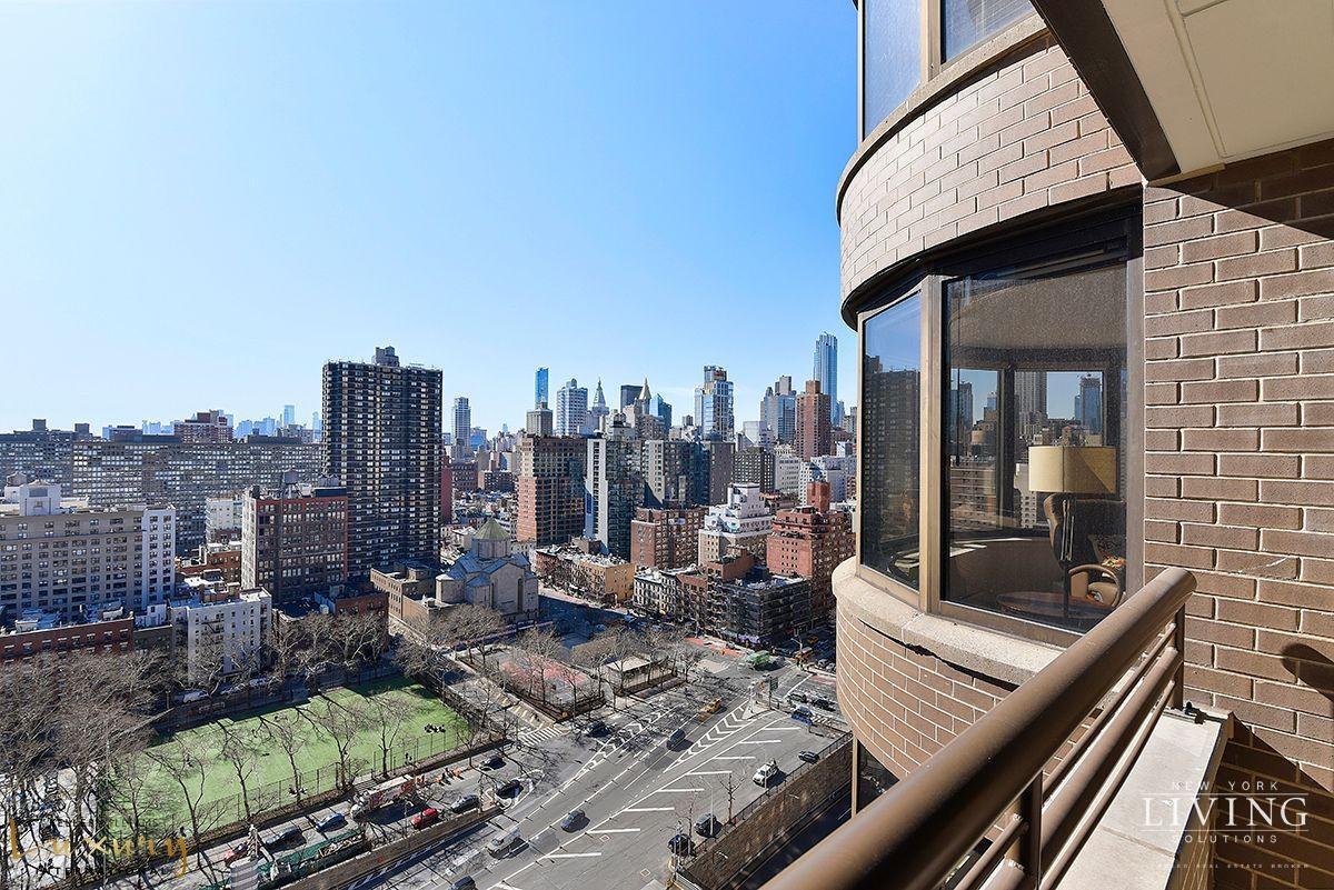 330 East 38th Street, Unit 24A Manhattan, NY 10016 - Photo 13 of 17 a view of a terrace with chairs