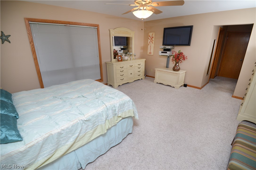 2749 Howland Wilson Road Northeast Warren, OH 44484 - Photo 15 of 25 master bedroom - master bath to the left (behind tv) - walk-in closet to the right