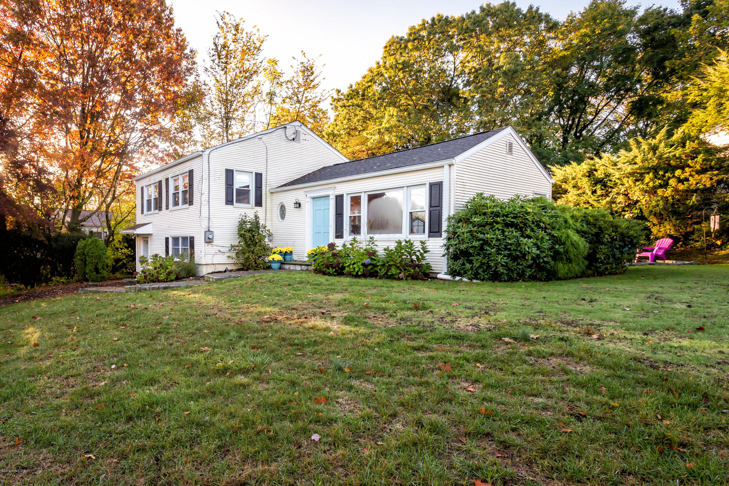 12 Mary Lane Riverside, CT 06878 - Photo 5 of 25 a view of a house with backyard and garden