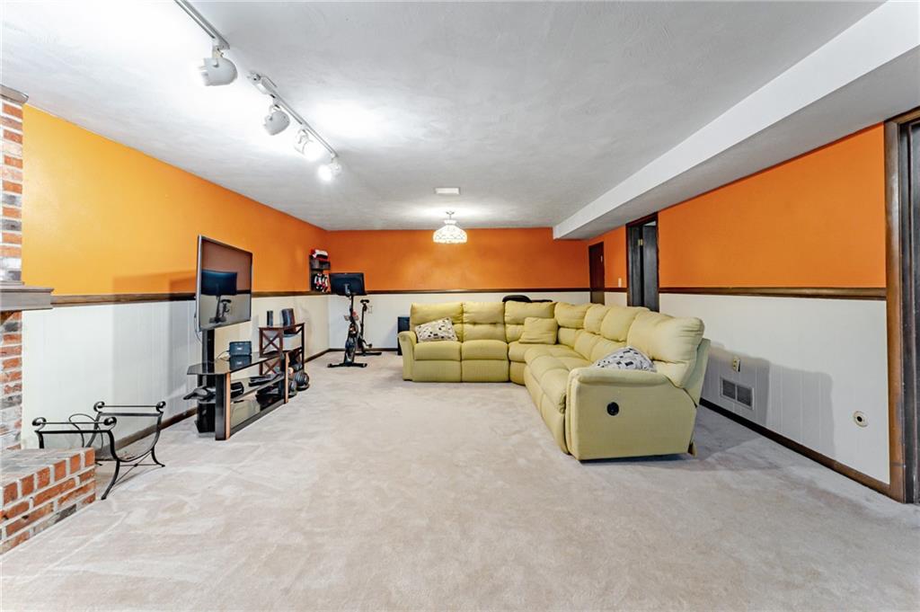 321 Eighmy Road Pittsburgh, PA 15239 - Photo 20 of 24 a view of living room with furniture