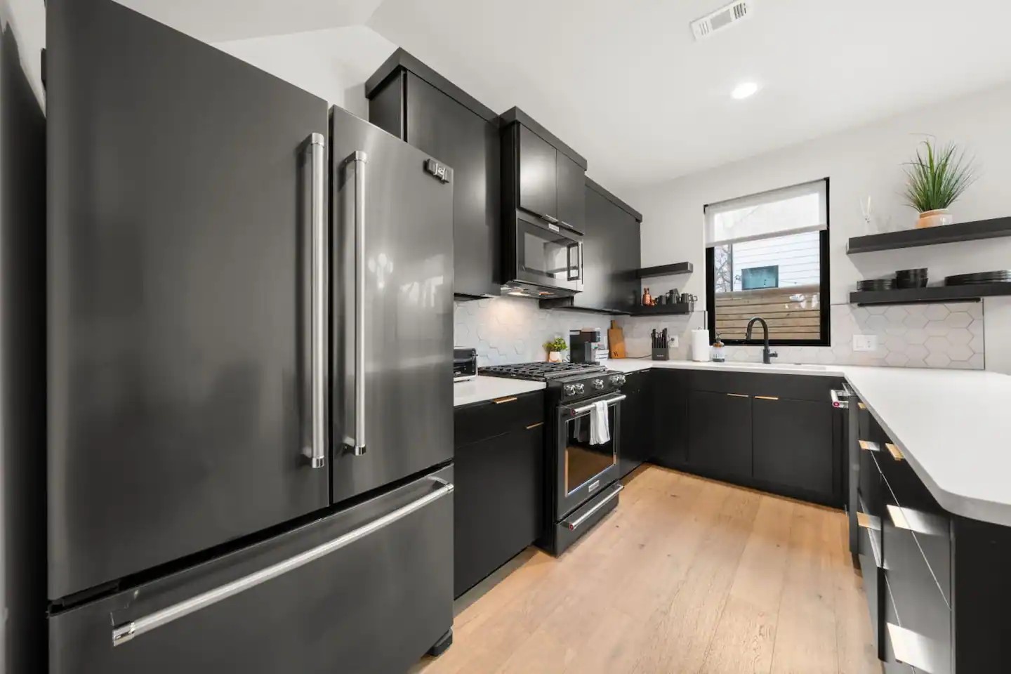 2311 East 8th Street, Unit 2 Austin, TX 78702 - Photo 3 of 37
