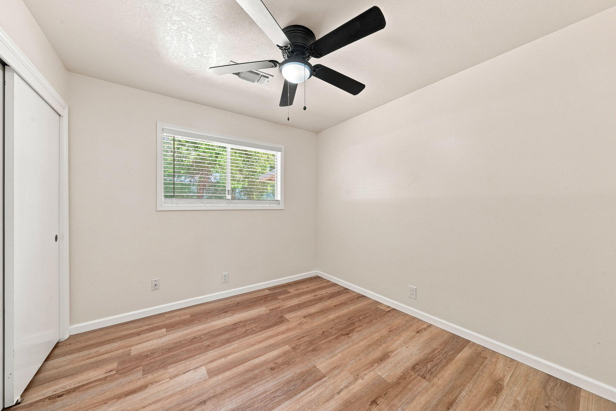 1134 Ruthie Lane Redding, CA 96002 - Photo 17 of 31 Guest Bedroom 1