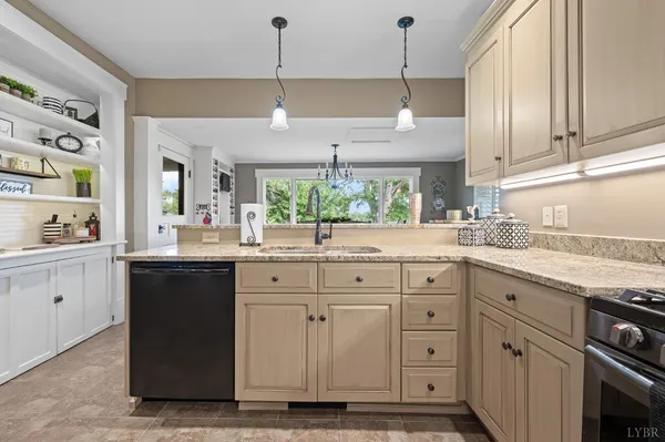 $1,050,000 | 14431 Wyatts Way, Huddleston, VA 24104