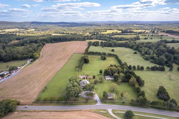 $1,050,000 | 14431 Wyatts Way, Huddleston, VA 24104