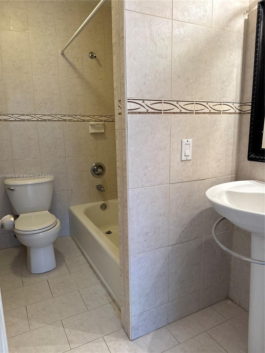6961 Southwest 129th Avenue, Unit 7 Miami, FL 33183 - Photo 8 of 42 a bathroom with a toilet sink and a bathtub
