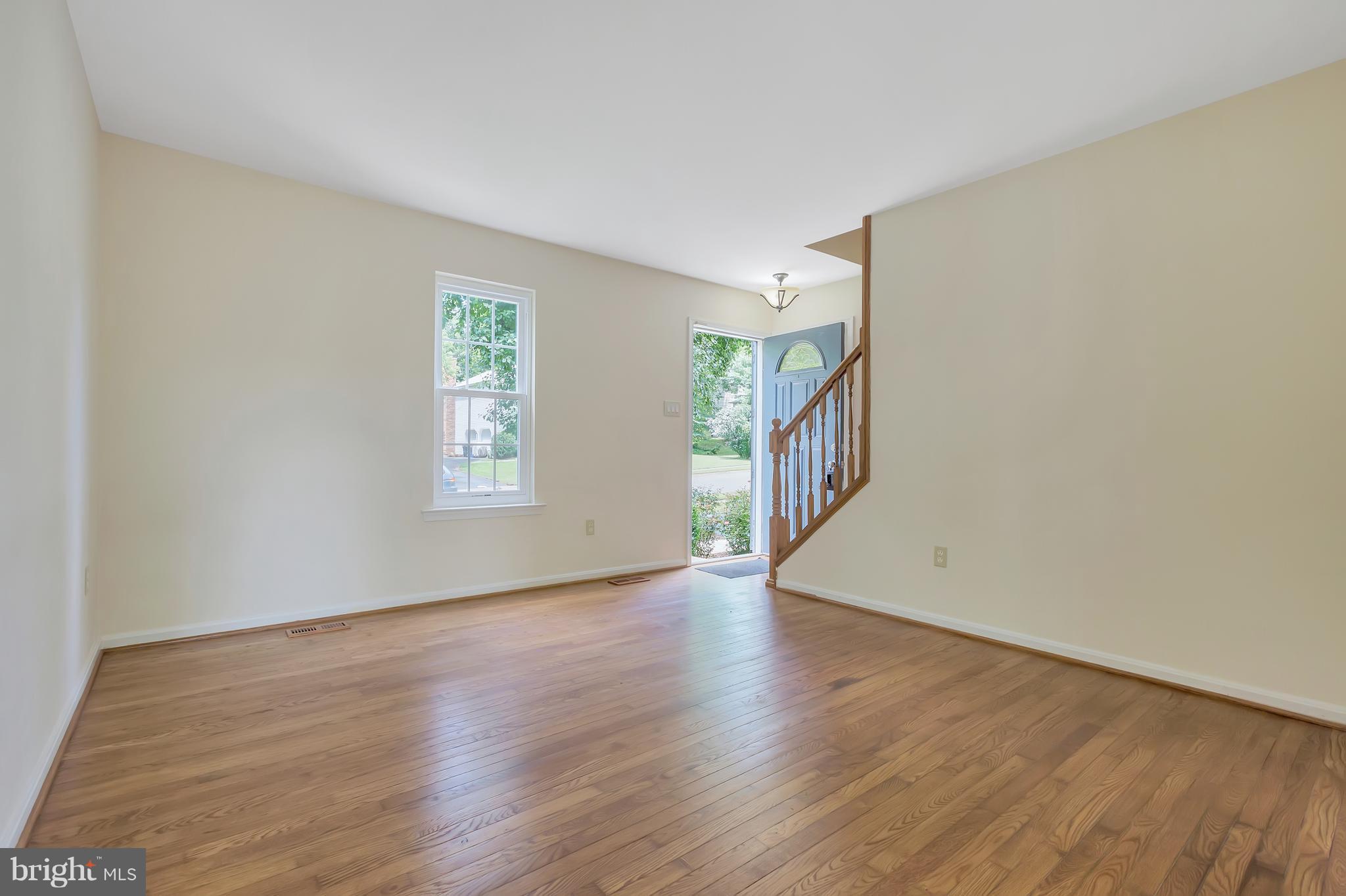 4527 Samuels Pine Road Chantilly, VA 20151 - Photo 2 of 27 Living Room