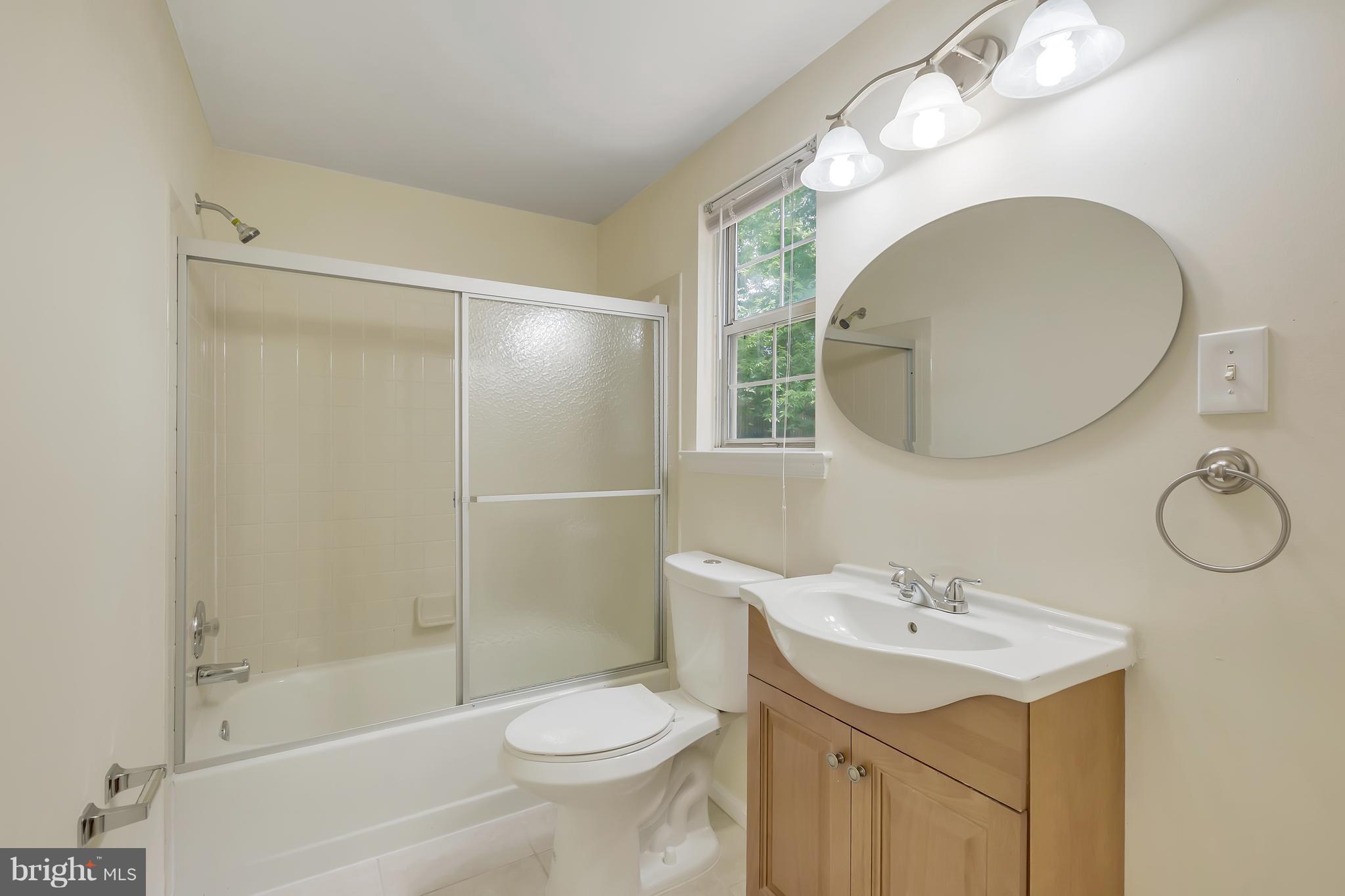 4527 Samuels Pine Road Chantilly, VA 20151 - Photo 13 of 27 Main level full Bathroom