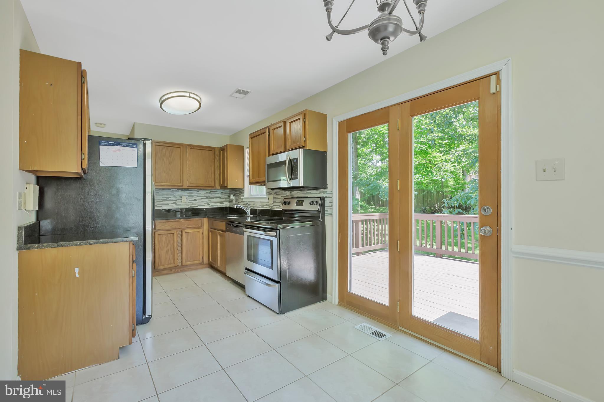 4527 Samuels Pine Road Chantilly, VA 20151 - Photo 8 of 27 Eat-in Kitchen