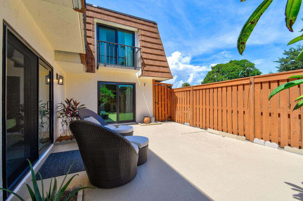 3900 Southeast County Line Road, Unit 22A Jupiter, FL 33469 - Photo 4 of 50 3900CountyLineRd#22A_08
