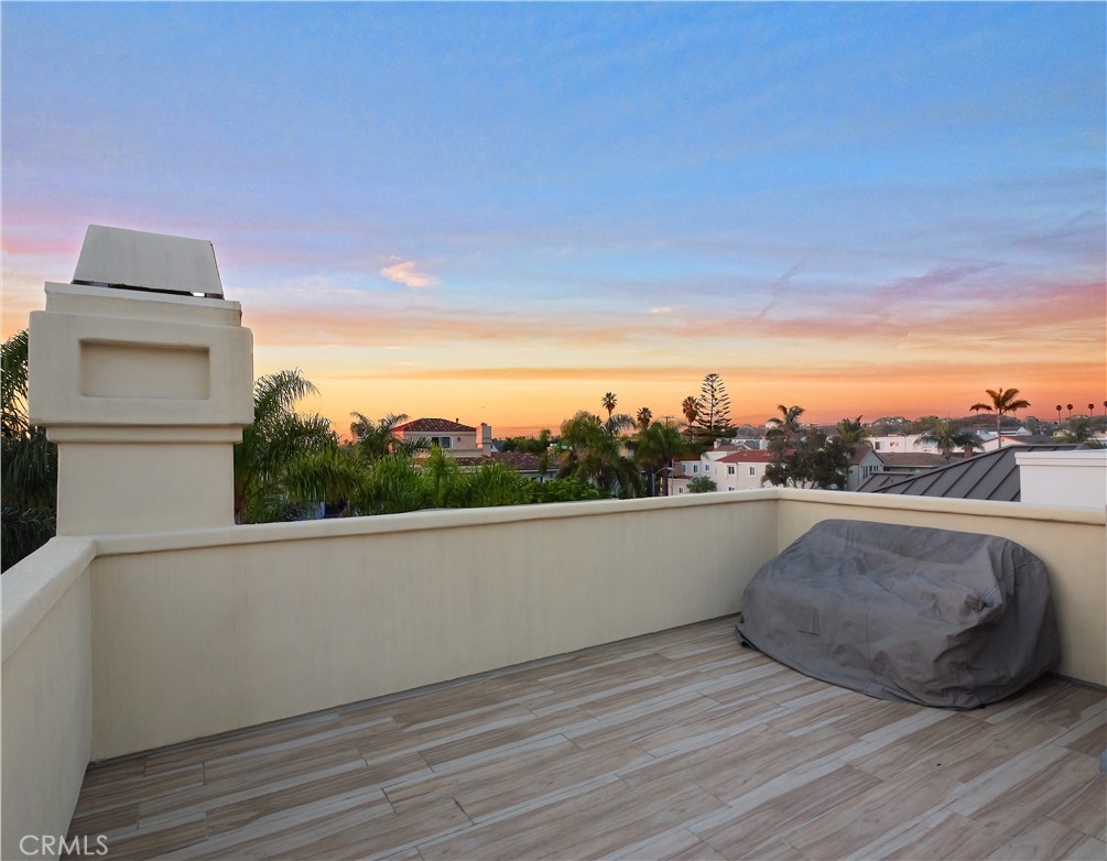 320 15th Street Huntington Beach, CA 92648 - Photo 39 of 49 a view of a terrace view
