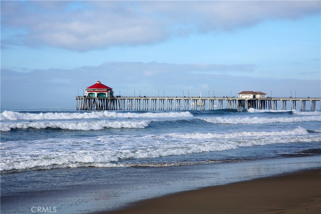 320 15th Street Huntington Beach, CA 92648 - Photo 46 of 49 a view of a water fountain
