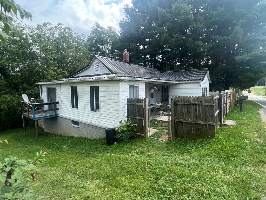 132 Walton Road Radford, VA 24141 - Photo 2 of 25 Gallery Image 2