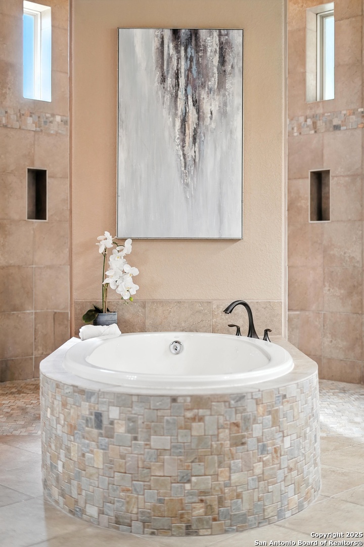 7607 Sky Loop Garden Ridge, TX 78266 - Photo 20 of 49 a bathroom with a bathtub