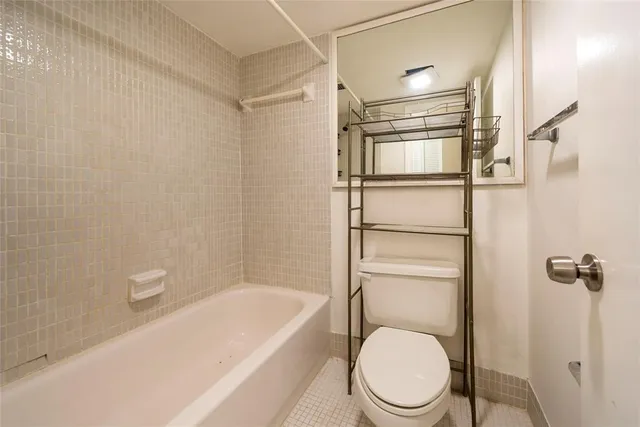 $129,900 | 6101 North Falls Cir Drive, Unit 402, Lauderhill, FL 33319