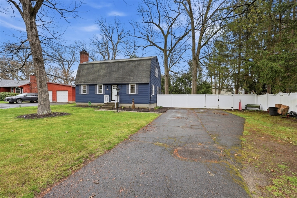 123 Peekskill Avenue Springfield, MA 01129 - Photo 3 of 38