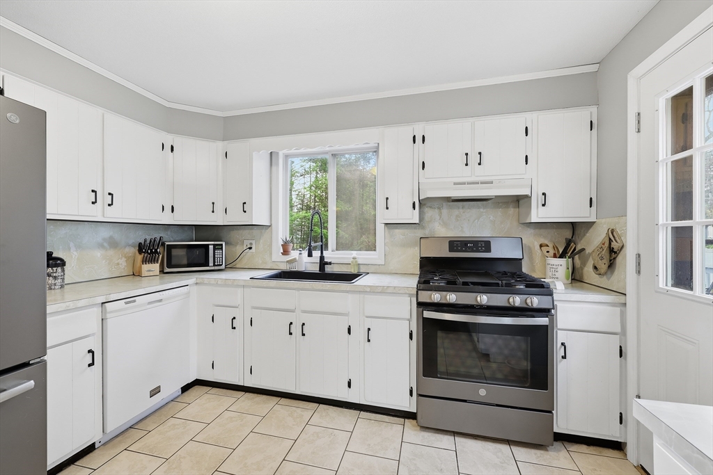 123 Peekskill Avenue Springfield, MA 01129 - Photo 8 of 38