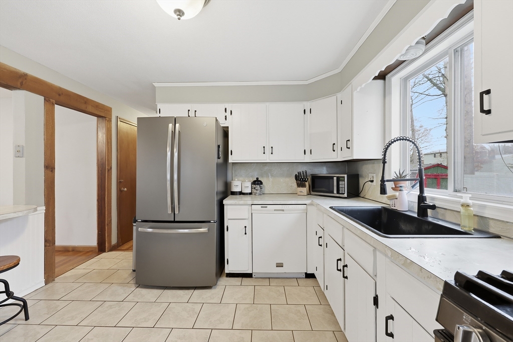 123 Peekskill Avenue Springfield, MA 01129 - Photo 9 of 38