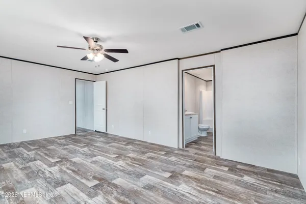 a view of empty room with a ceiling fan