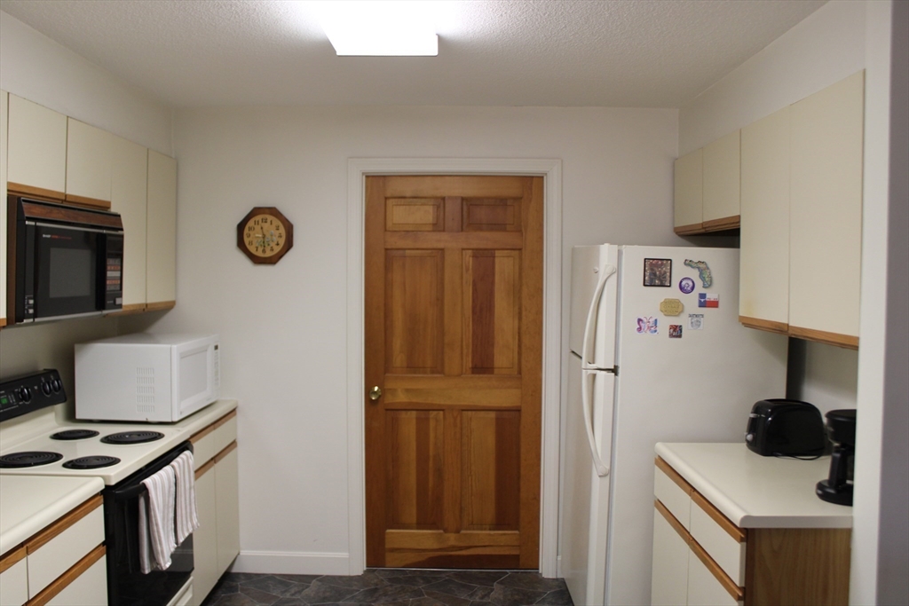 102 Country Road, Unit 102 Greenfield, MA 01301 - Photo 8 of 26 Gallery Image 8