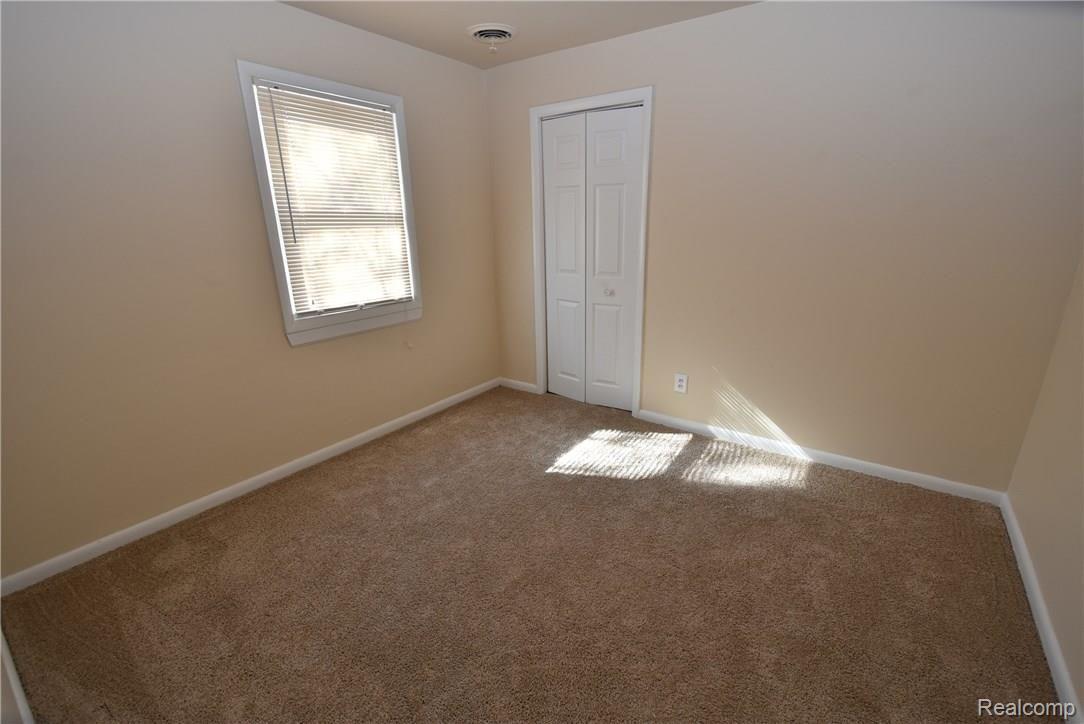 3062 Belsay Road Burton, MI 48519 - Photo 30 of 34 DSC_4415.JPG