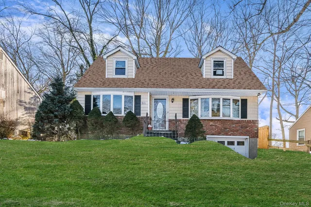 $660,000 | 21 Valleywood Drive, Huntington Station, NY 11746