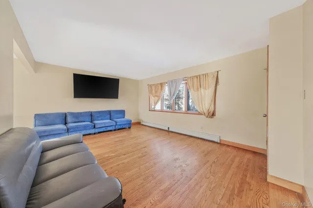 $660,000 | 21 Valleywood Drive, Huntington Station, NY 11746