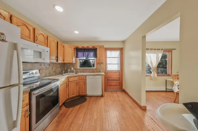 $660,000 | 21 Valleywood Drive, Huntington Station, NY 11746