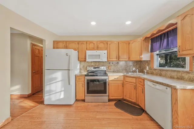 $660,000 | 21 Valleywood Drive, Huntington Station, NY 11746