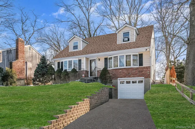 $660,000 | 21 Valleywood Drive, Huntington Station, NY 11746