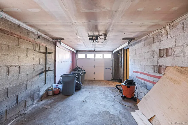 $660,000 | 21 Valleywood Drive, Huntington Station, NY 11746