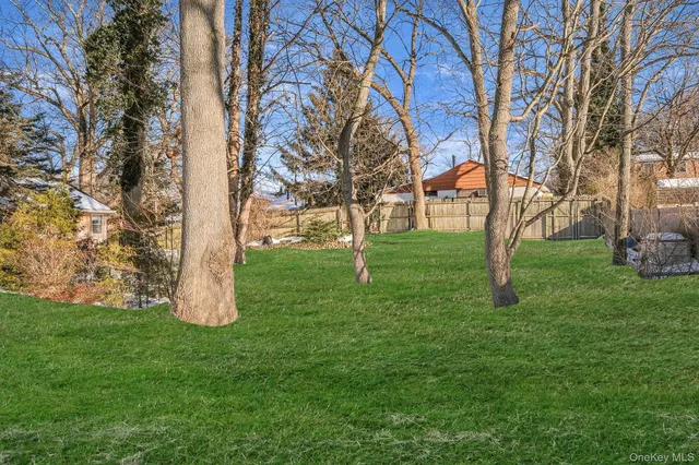 $660,000 | 21 Valleywood Drive, Huntington Station, NY 11746