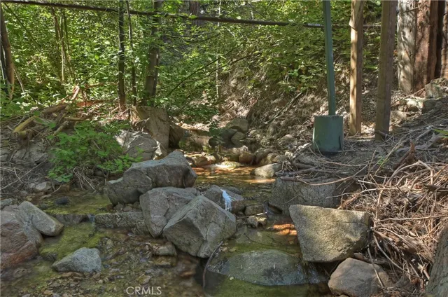 a picture of a bench in a white house
