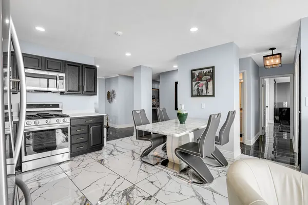 $299,900 | 5201 South Cornell Avenue, Unit 27D, Chicago, IL 60615