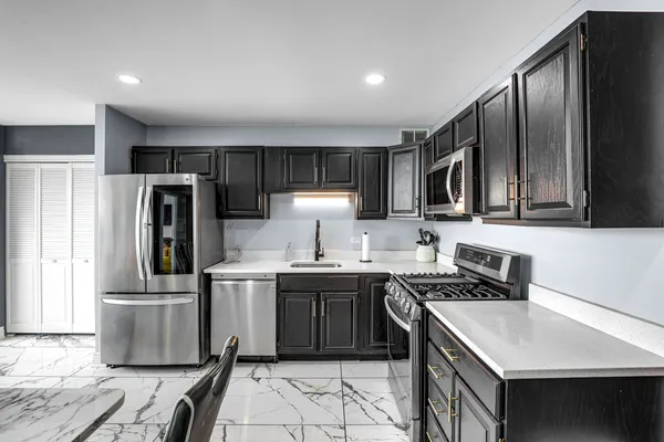 $299,900 | 5201 South Cornell Avenue, Unit 27D, Chicago, IL 60615