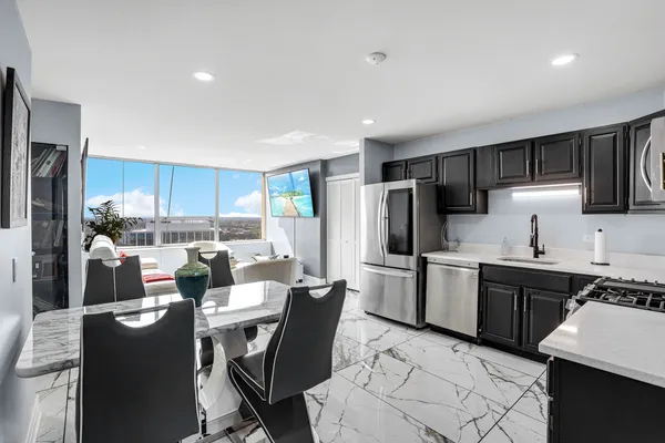 $299,900 | 5201 South Cornell Avenue, Unit 27D, Chicago, IL 60615