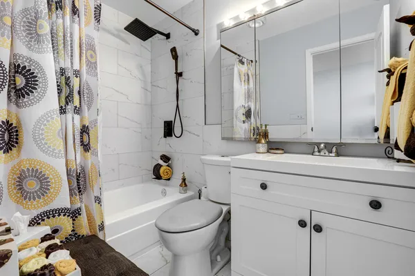 $299,900 | 5201 South Cornell Avenue, Unit 27D, Chicago, IL 60615