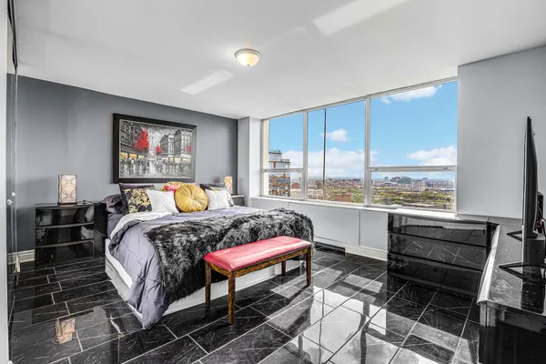 $299,900 | 5201 South Cornell Avenue, Unit 27D, Chicago, IL 60615