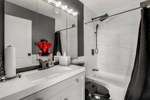 $299,900 | 5201 South Cornell Avenue, Unit 27D, Chicago, IL 60615