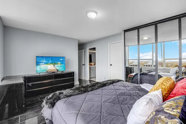 $299,900 | 5201 South Cornell Avenue, Unit 27D, Chicago, IL 60615
