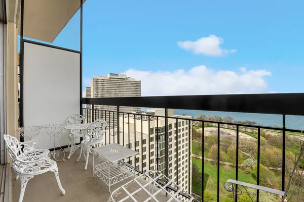 $299,900 | 5201 South Cornell Avenue, Unit 27D, Chicago, IL 60615