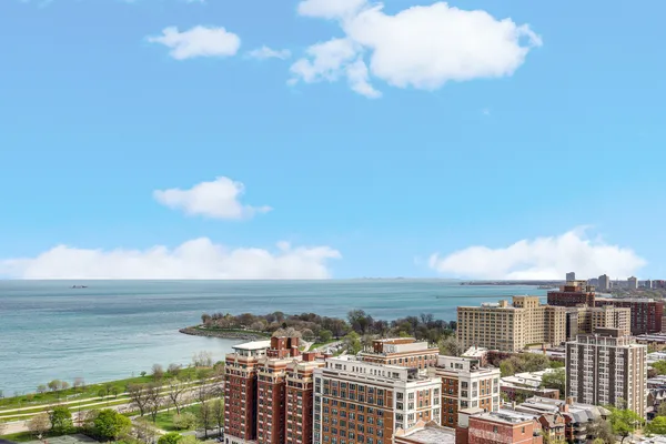 $299,900 | 5201 South Cornell Avenue, Unit 27D, Chicago, IL 60615