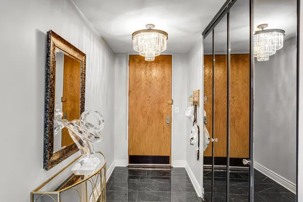 $299,900 | 5201 South Cornell Avenue, Unit 27D, Chicago, IL 60615