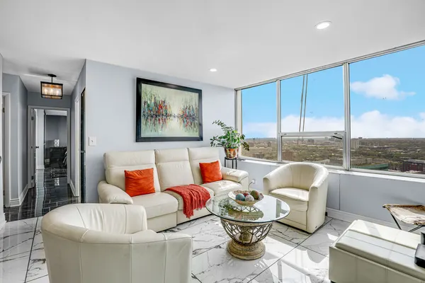 $299,900 | 5201 South Cornell Avenue, Unit 27D, Chicago, IL 60615