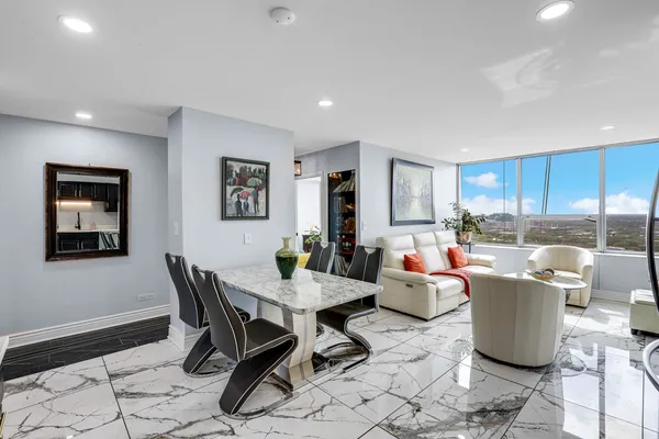 $299,900 | 5201 South Cornell Avenue, Unit 27D, Chicago, IL 60615