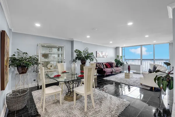 $299,900 | 5201 South Cornell Avenue, Unit 27D, Chicago, IL 60615