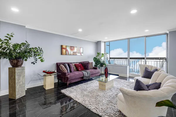 $299,900 | 5201 South Cornell Avenue, Unit 27D, Chicago, IL 60615