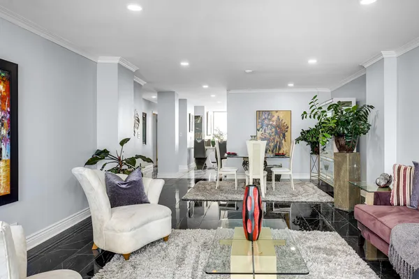 $299,900 | 5201 South Cornell Avenue, Unit 27D, Chicago, IL 60615