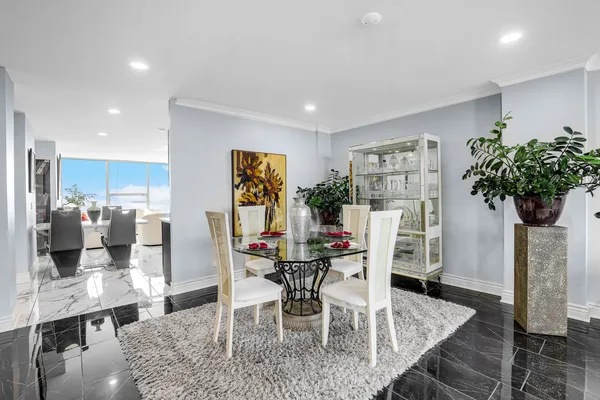 $299,900 | 5201 South Cornell Avenue, Unit 27D, Chicago, IL 60615