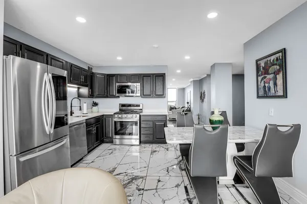 $299,900 | 5201 South Cornell Avenue, Unit 27D, Chicago, IL 60615