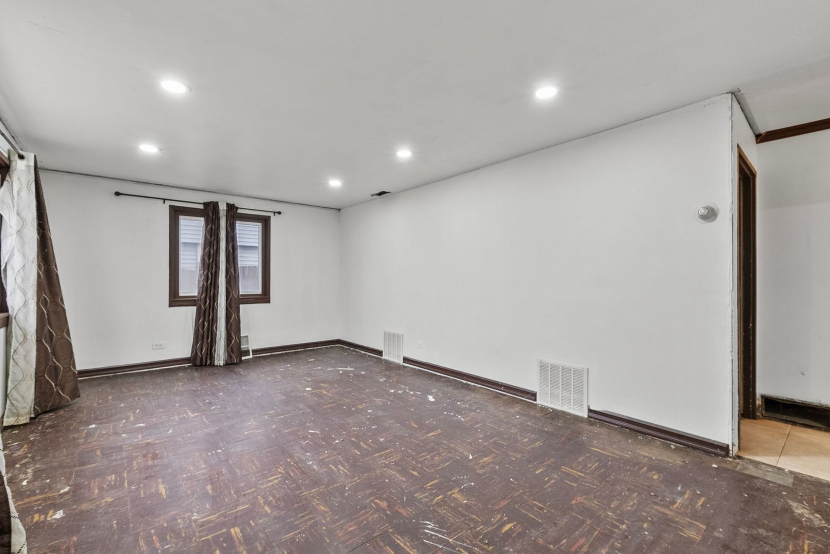 7911 45th Street Lyons, IL 60534 - Photo 4 of 22 a view of an empty room